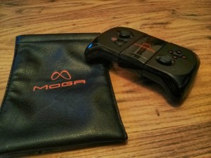 The Moga Pocket comes with a nice leather pouch