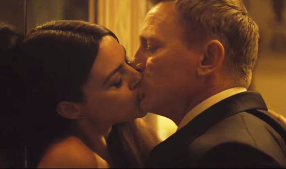 Daniel-Craig-kissing-Monica-Bellucci-360723
